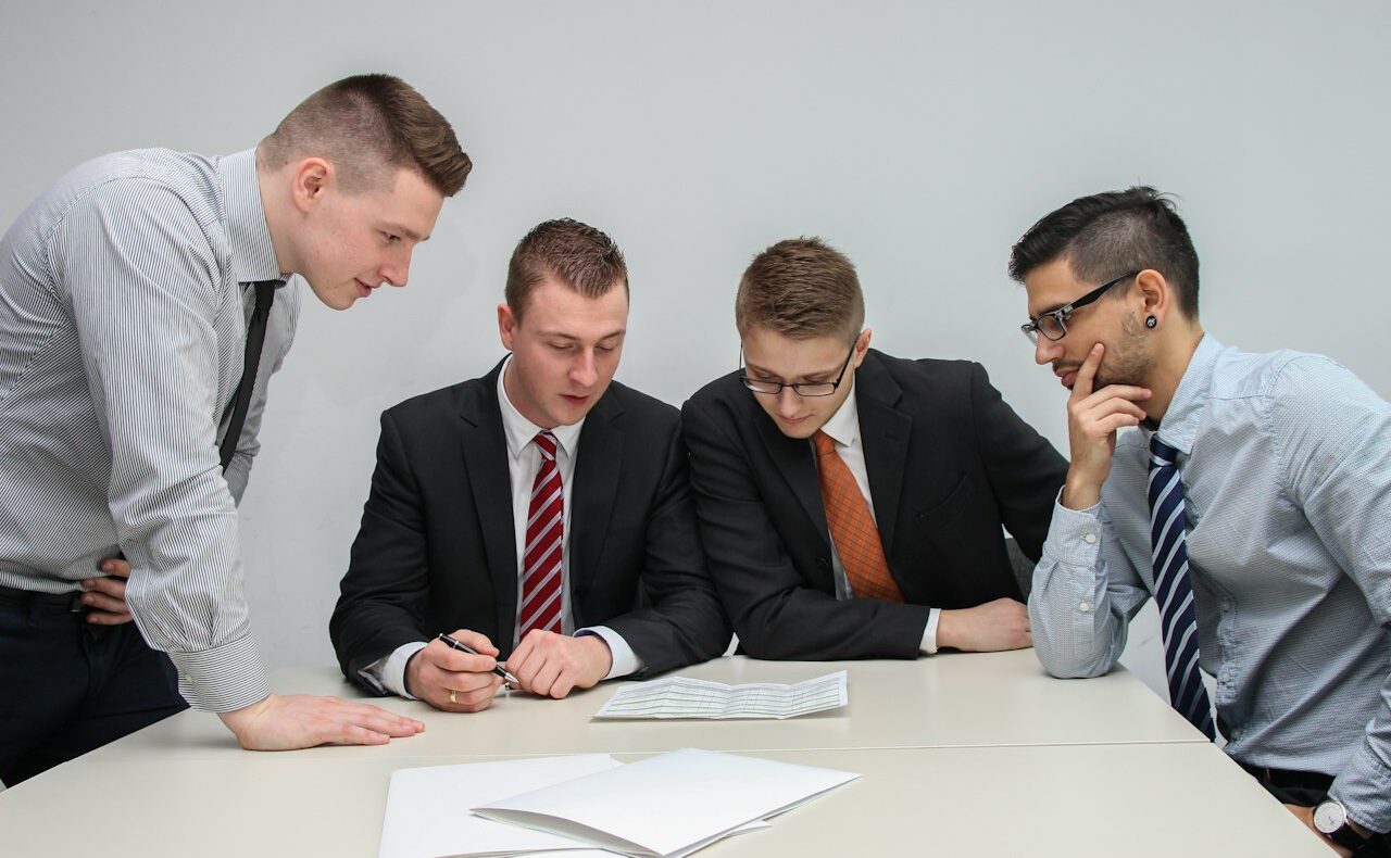Profesionales revisando documentos financieros en una reunión