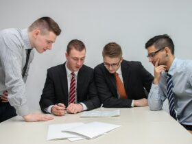Profesionales revisando documentos financieros en una reunión