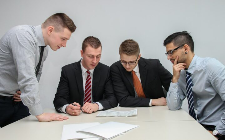 Profesionales revisando documentos financieros en una reunión