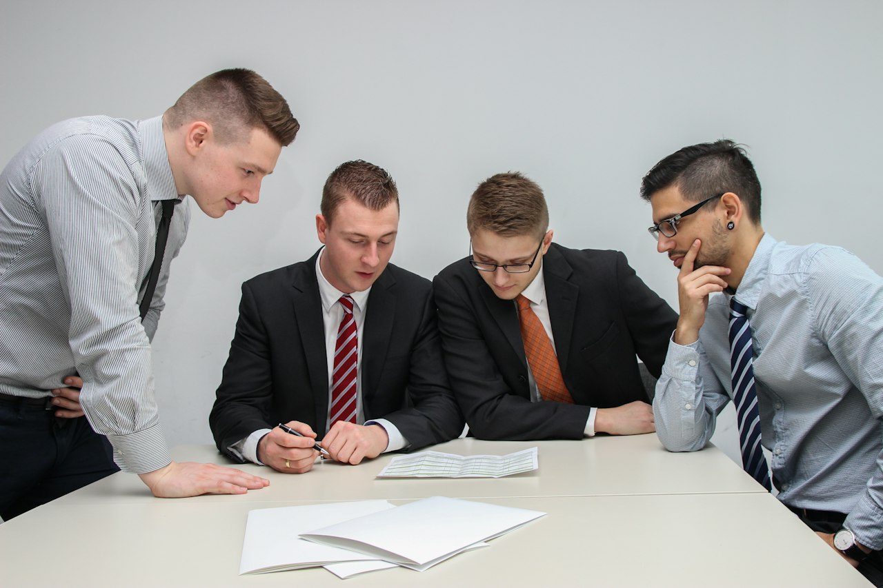 Profesionales revisando documentos financieros en una reunión