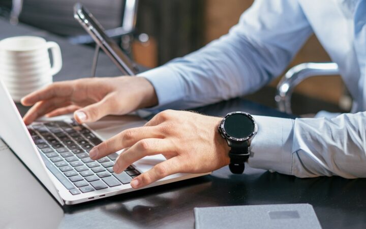 Autónomo revisando la base de cotización y sus cuentas en un ordenador