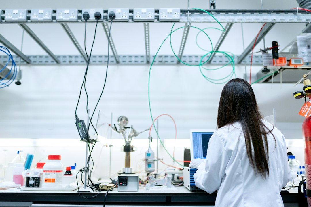 Ingeniera trabajando en un laboratorio tecnológico