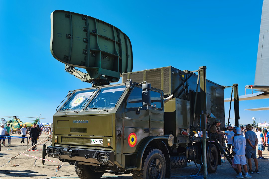 Avión militar en maniobras durante una exhibición