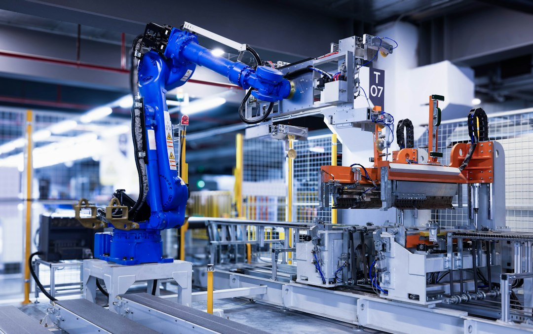 Brazo robótico industrial manipulando una pieza en una línea automatizada