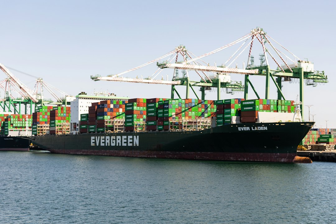 Buque portacontenedores cargado en una terminal marítima