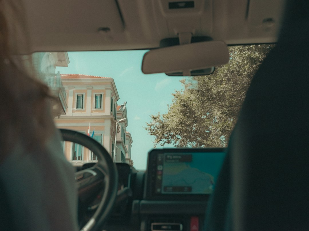 Conducción de un automóvil por una carretera de montaña