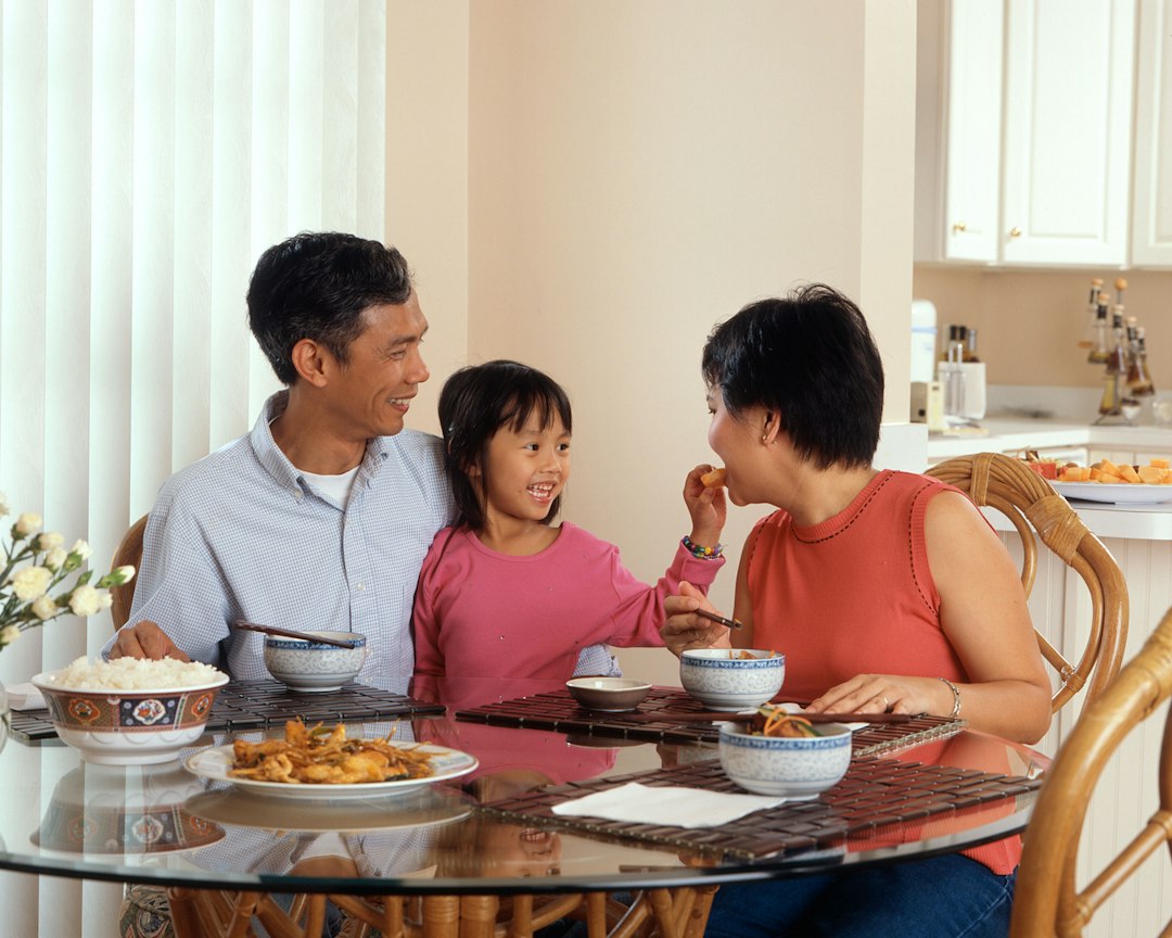Familia reunida alrededor de una mesa en su vivienda