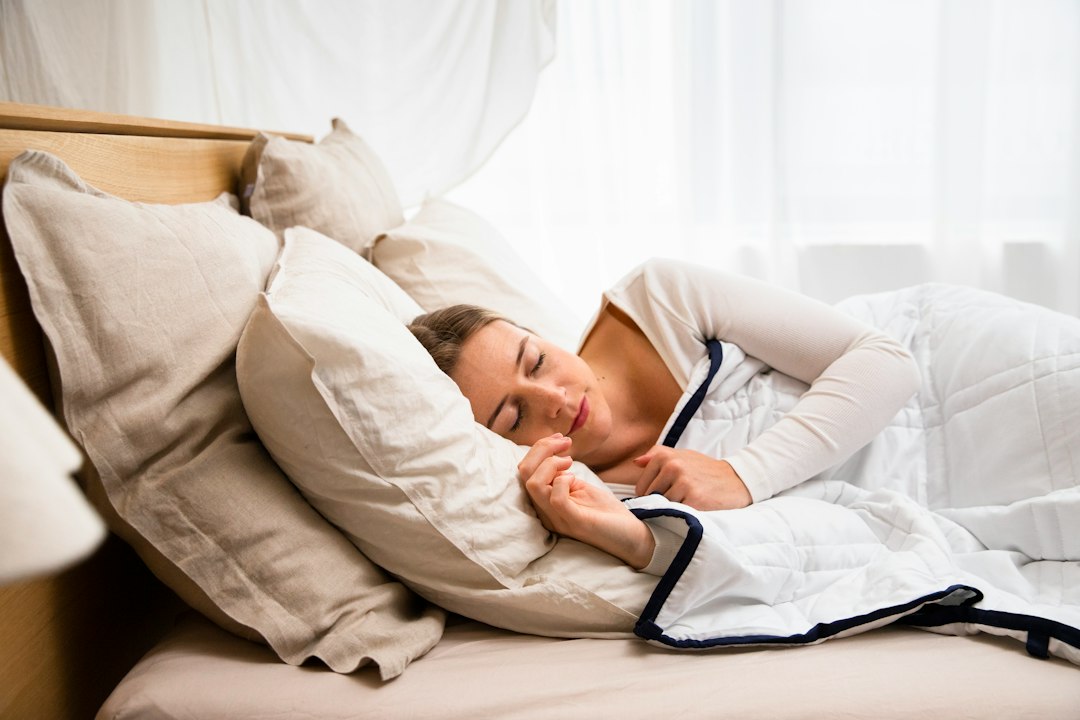 Persona durmiendo en una cama como contexto de la apnea del sueño