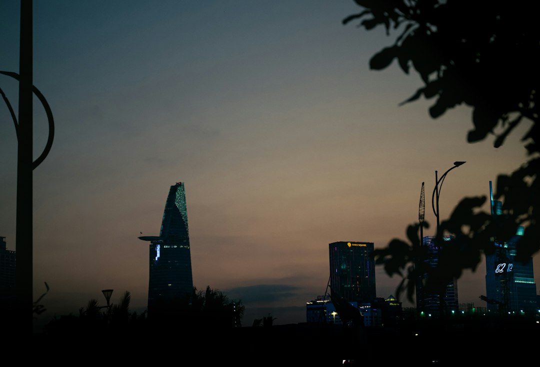 Edificios del distrito financiero de Ho Chi Minh al anochecer