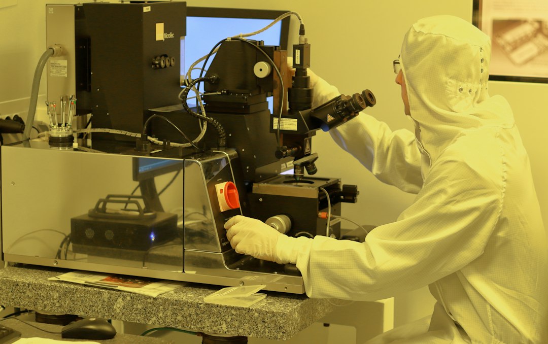 Operario trabajando en una sala limpia de semiconductores
