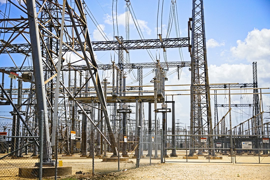 Subestación eléctrica conectada a una gran red de distribución