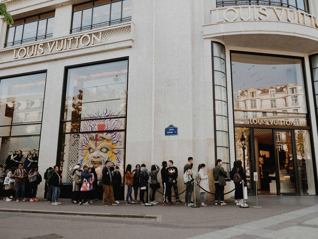 Clientes ante una tienda Louis Vuitton