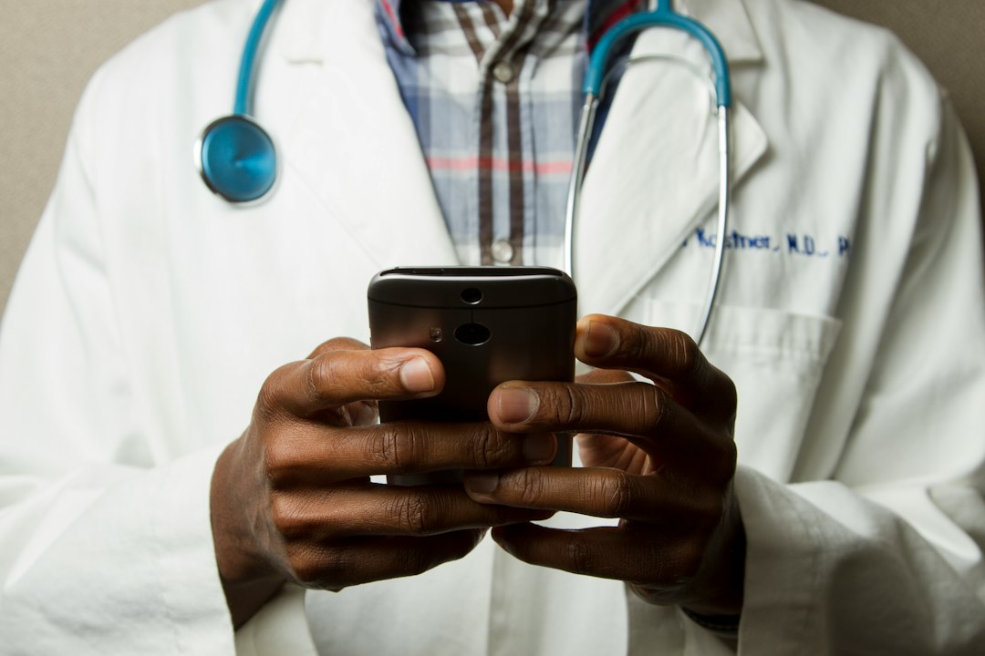 Profesional sanitario utilizando tecnología móvil