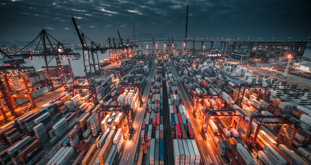 Terminal portuaria con contenedores de carga para comercio internacional