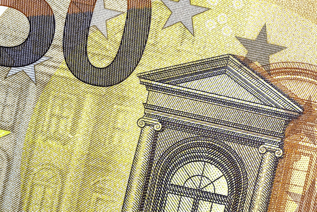 Detalle de un billete de 50 euros como referencia a la deuda pública europea