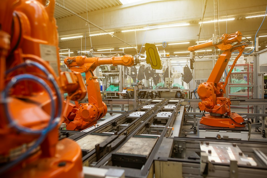 Robots industriales en una línea de ensamblaje de automóviles