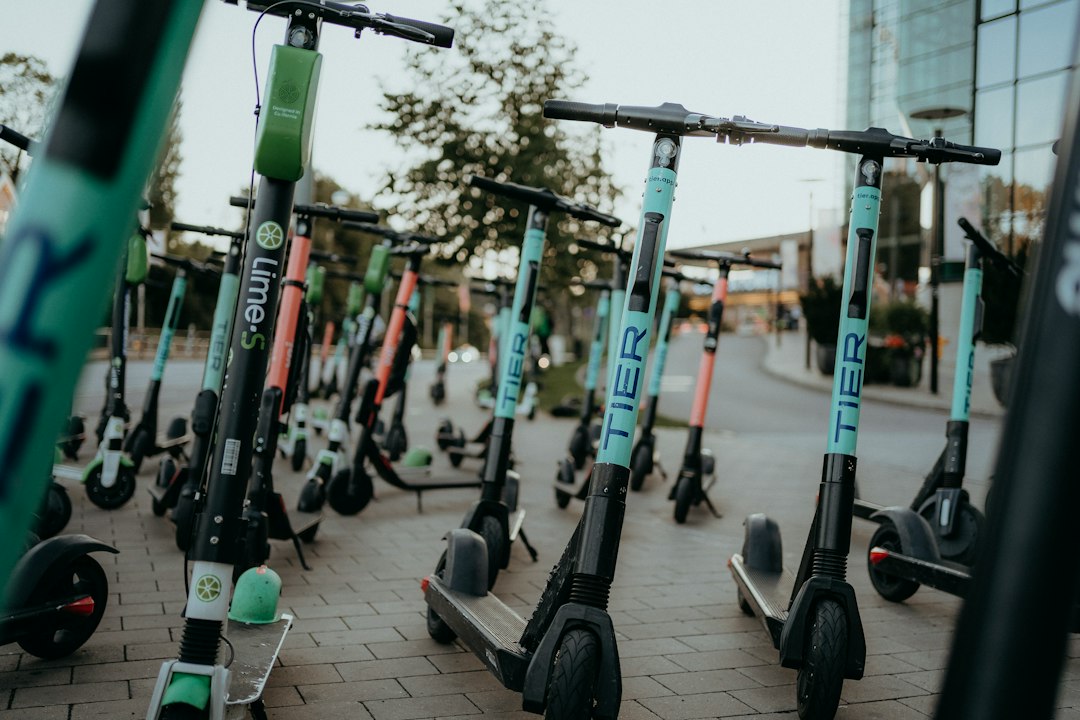 Patinetes eléctricos de movilidad urbana en una ciudad europea