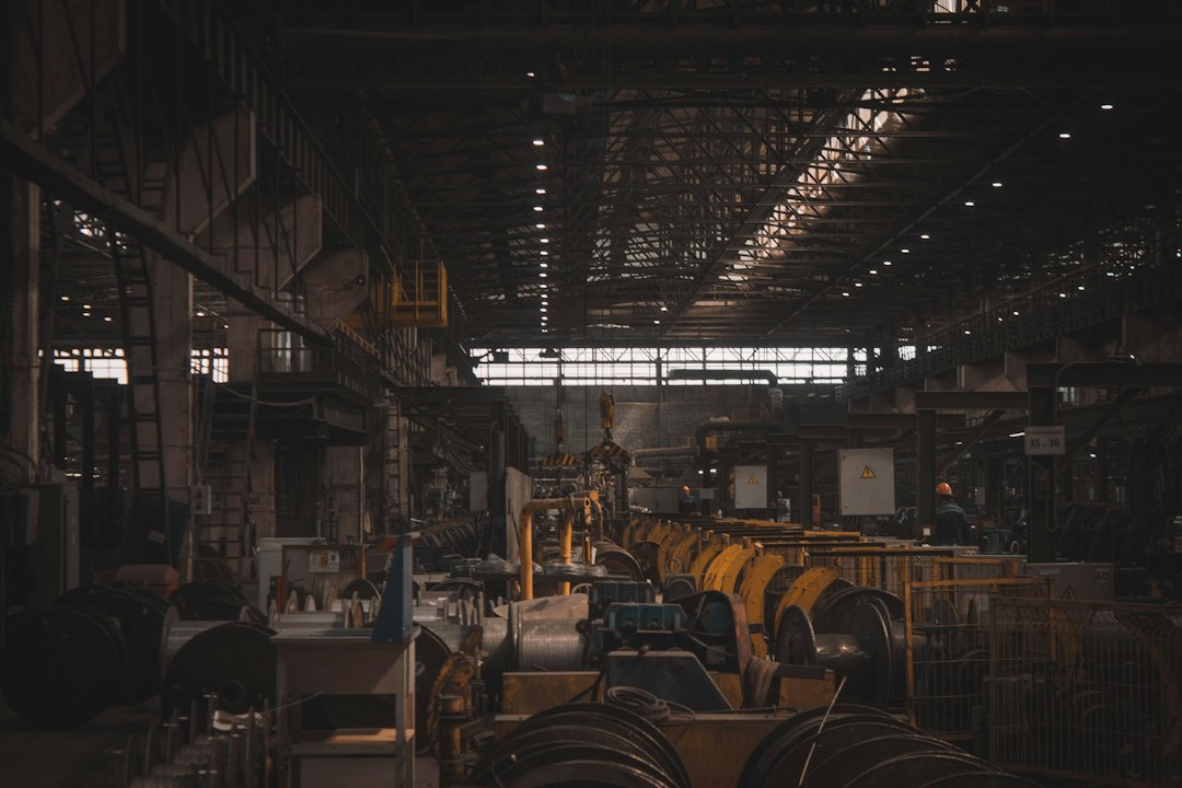 Maquinaria industrial en una fábrica de recubrimientos