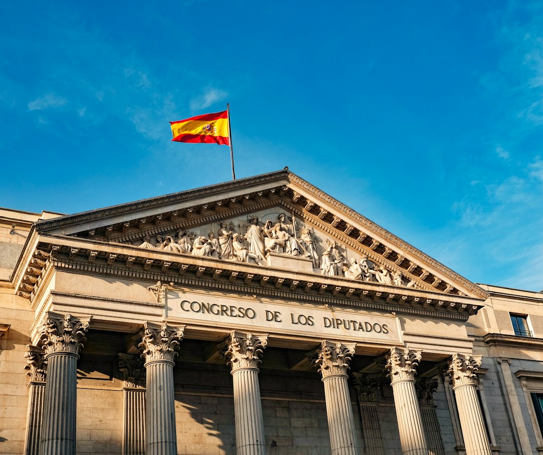 Edificio público con bandera de España