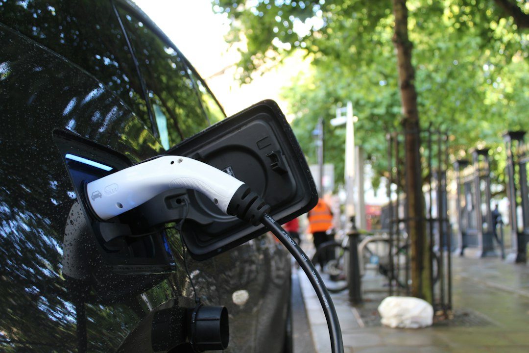 Coche eléctrico cargando en una estación pública