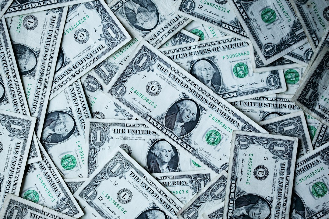 Billetes de dólar extendidos sobre una superficie