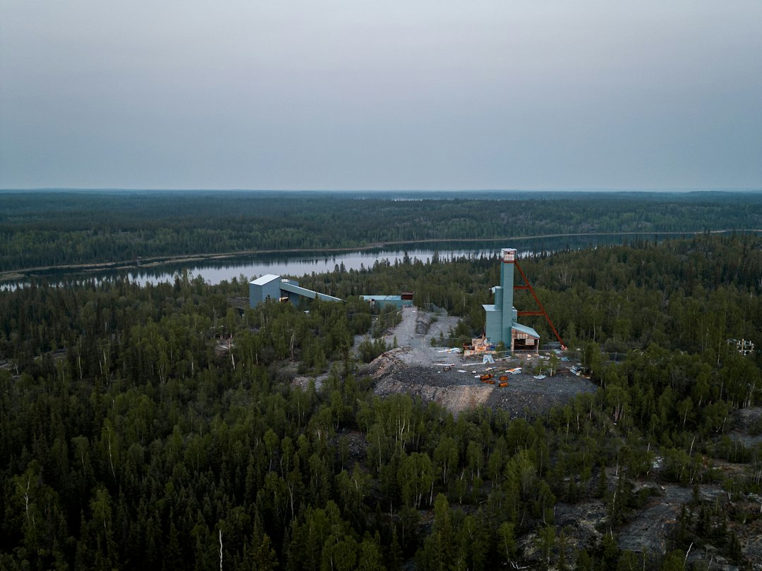 Instalaciones industriales en el norte de Canadá