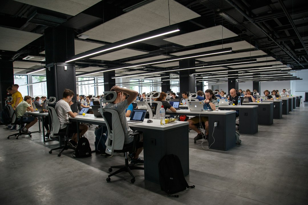 Profesionales trabajando con herramientas digitales en una oficina