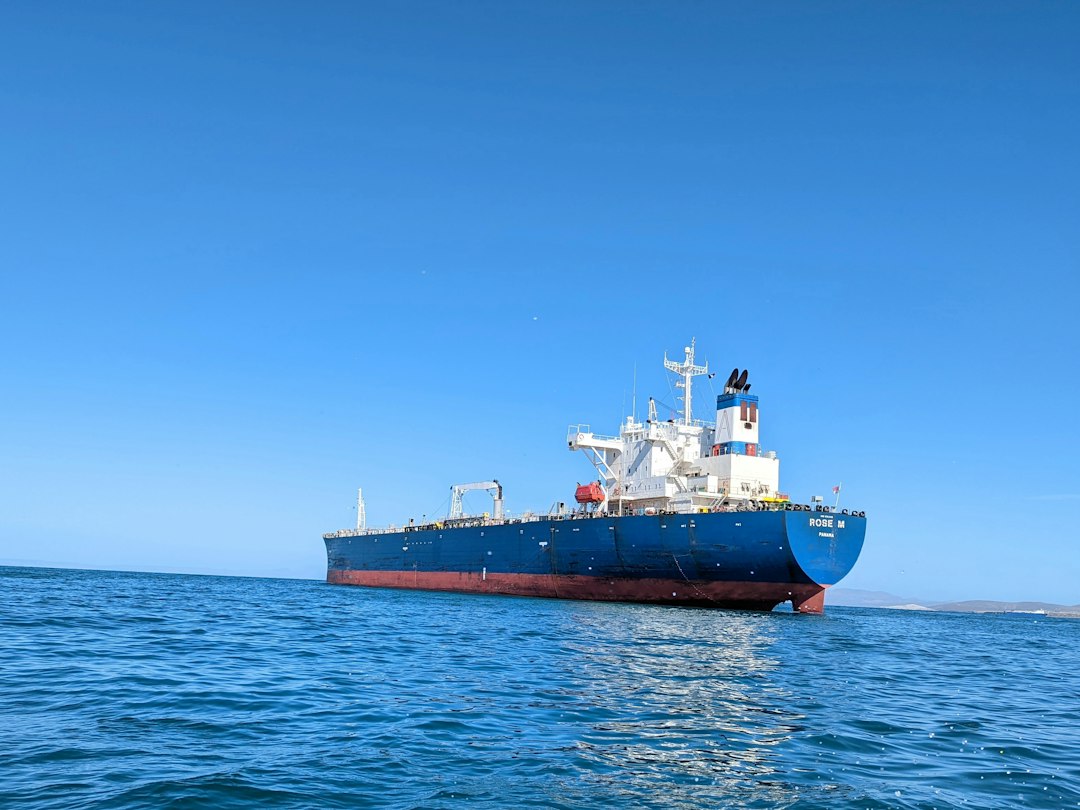 Buque cisterna transportando productos petrolíferos