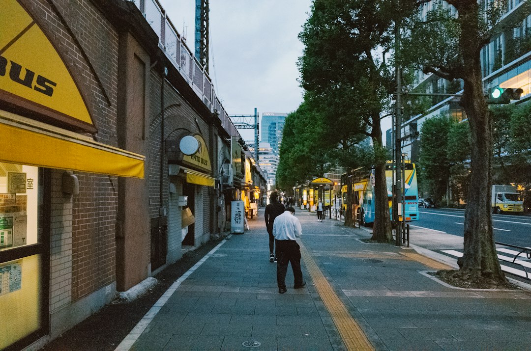 distrito empresarial y trabajadores en Tokio