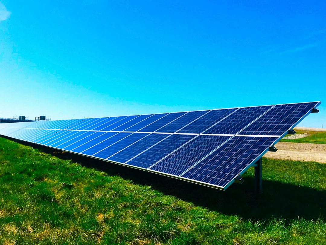 Paneles solares, imagen de contexto ambiental; no identifican un proyecto del informe