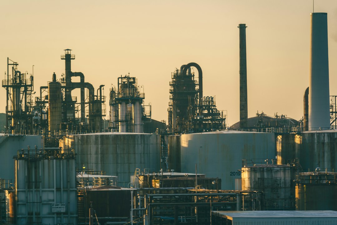 Refinería y depósitos, imagen de contexto del mercado de productos petrolíferos