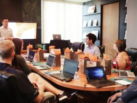 Equipo comparando estructuras de empresa