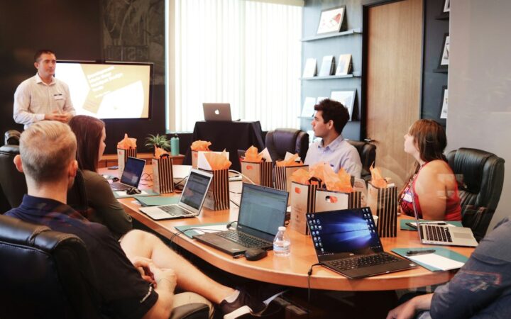 Equipo comparando estructuras de empresa