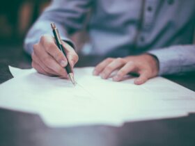 Firma y revisión de contratos empresariales
