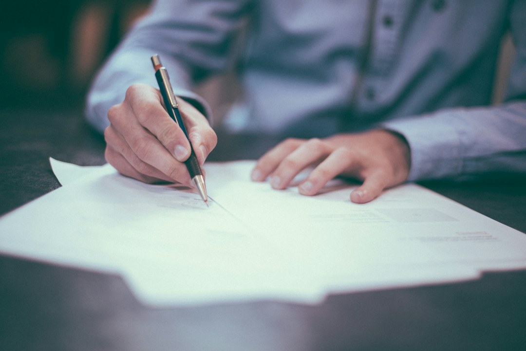 Firma y revisión de contratos empresariales
