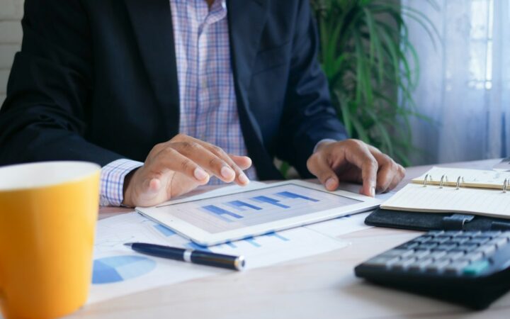 Profesional revisando documentos financieros digitales
