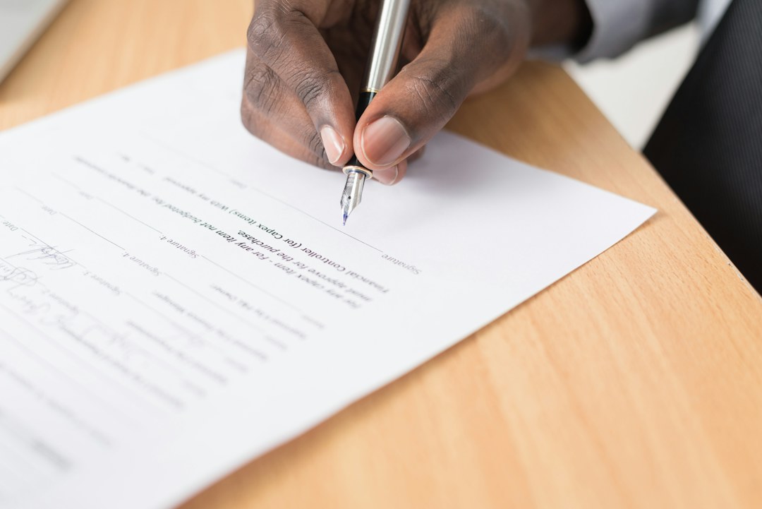 Representantes empresariales revisan documentación