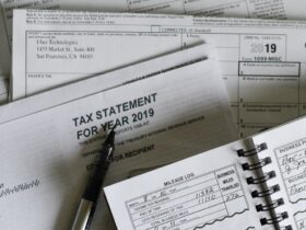 Trámites fiscales sobre mesa de trabajo
