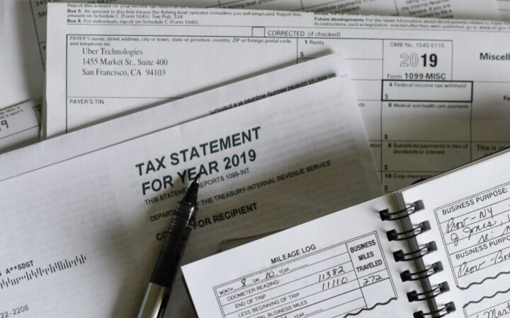 Trámites fiscales sobre mesa de trabajo