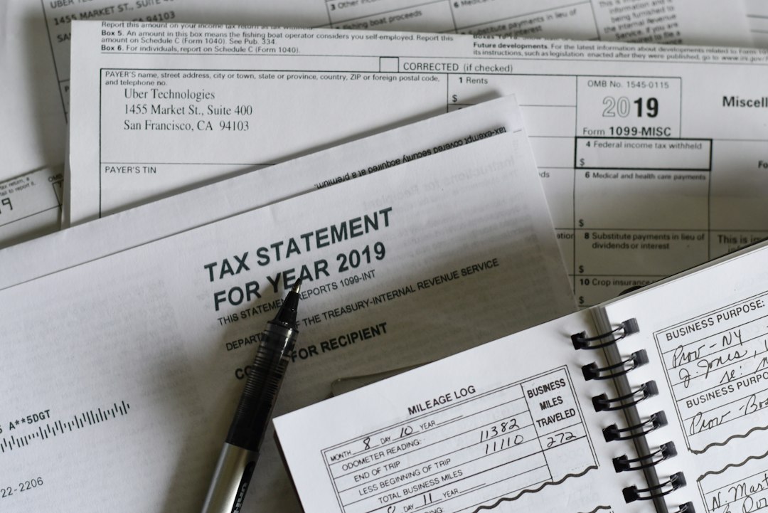 Trámites fiscales sobre mesa de trabajo