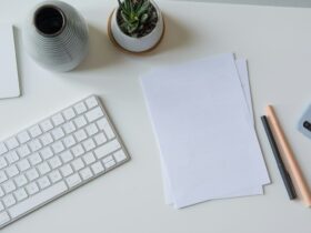 Documento junto a teclado para la descarga de formularios
