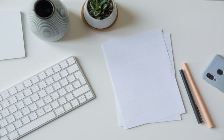 Documento junto a teclado para la descarga de formularios