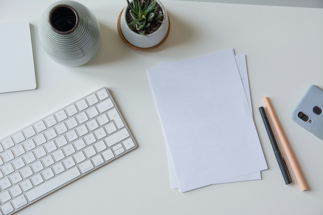 Documento junto a teclado para la descarga de formularios