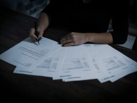 Trabajadora firmando documento de datos personales