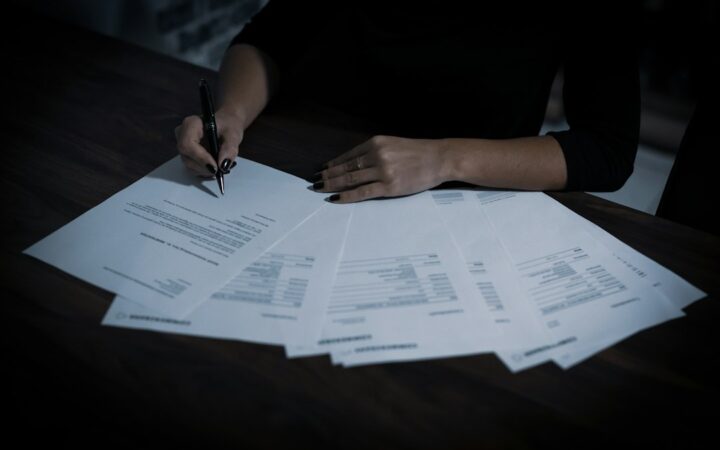 Trabajadora firmando documento de datos personales