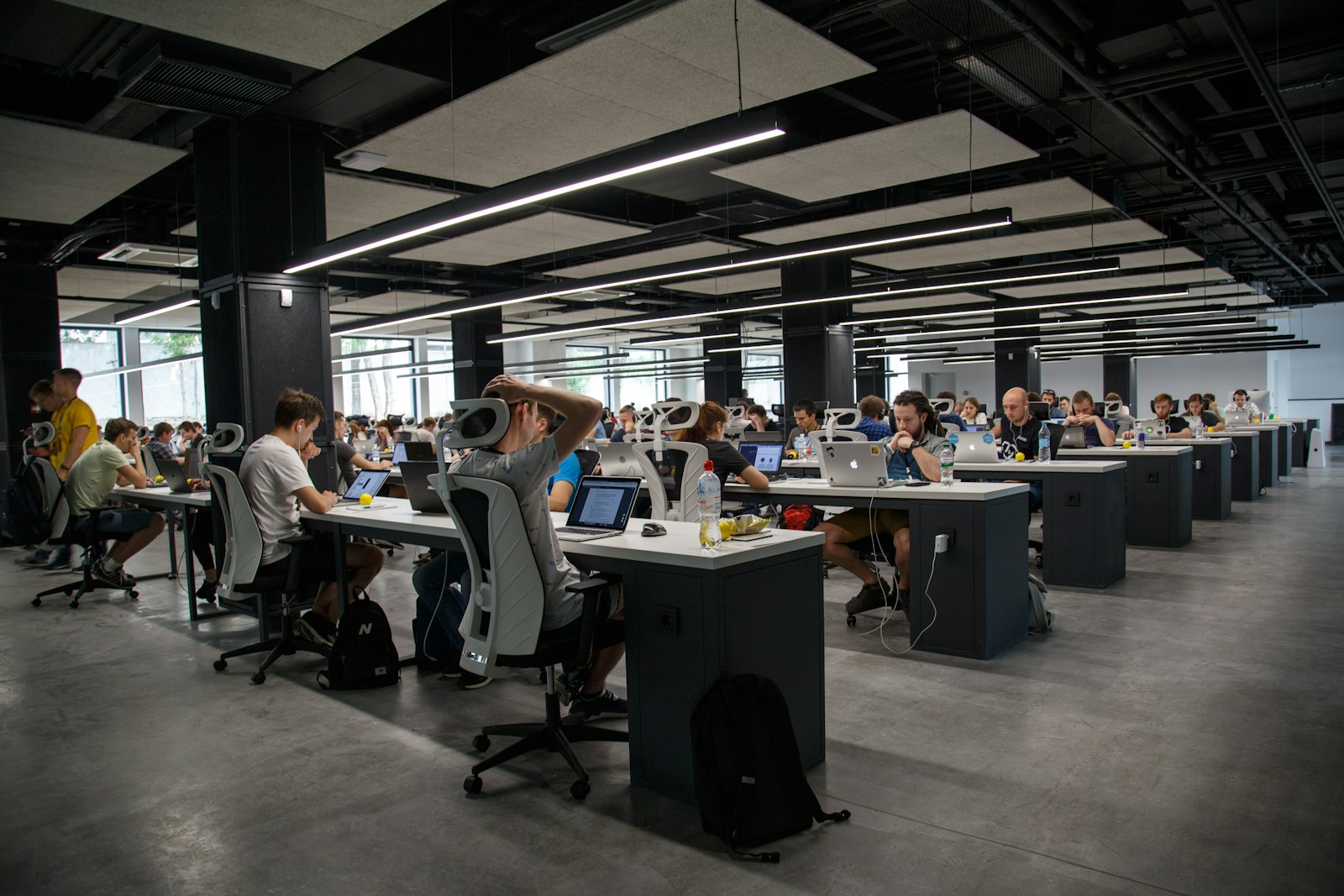 Equipo tecnológico trabajando en una oficina
