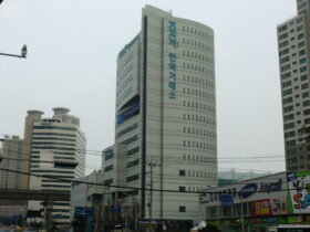 Edificio de Korea Exchange (KRX) en Busan, Corea del Sur. Foto de hyolee2, Wikimedia Commons, CC BY-SA 3.0.