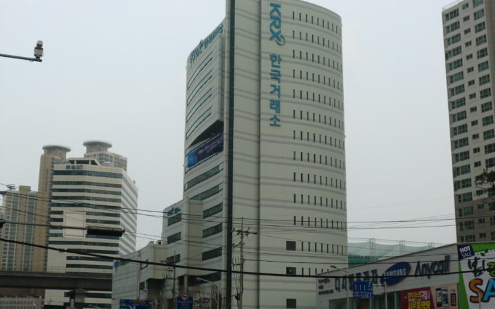 Edificio de Korea Exchange (KRX) en Busan, Corea del Sur. Foto de hyolee2, Wikimedia Commons, CC BY-SA 3.0.