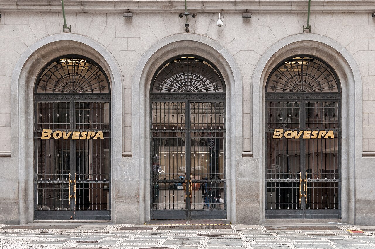 Fachada de la Bolsa de São Paulo B3 (Bovespa), fotografía de archivo de Wilfredor de 2017