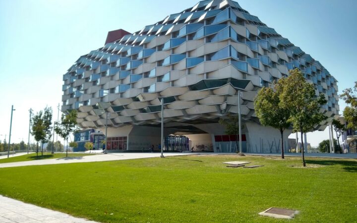 Edificio tecnológico utilizado como imagen editorial para un campus de centros de datos